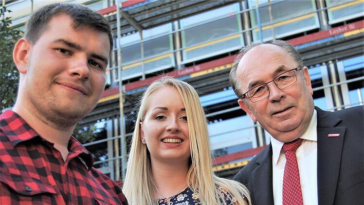 Zerspanungsmechaniker Sandro Kirchner (Maßbach, links) mit Kosmetikerin Julia Schäfer aus Burkardroth freuten sich als Kammersieger über die Glückwünsche von Walter Heußlein, Präsident der Handwerkskammer Unterfranken