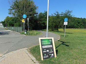 Könnte mit einer Plakatwand das verbreitete Plakatieren von Veranstaltungen auch anderer Gemeinden verhindert werden? Für die Landtagswahl jedenfalls soll es dieses Mal geregelt zugehen. Foto: Petra Malbrich