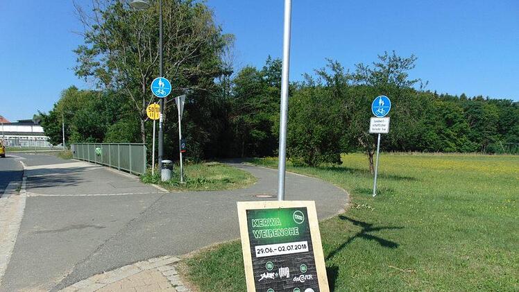 Könnte mit einer Plakatwand das verbreitete Plakatieren von Veranstaltungen auch anderer Gemeinden verhindert werden? Für die Landtagswahl jedenfalls soll es dieses Mal geregelt zugehen. Foto: Petra Malbrich
