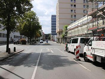 Die Hindenburgstraße wird ab Montag auf Höhe der Verkehrsinsel in Richtung Süden gesperrt, Hauptpost und Parkhaus bleiben aber erreichbar. Foto: Ulrike Nauer