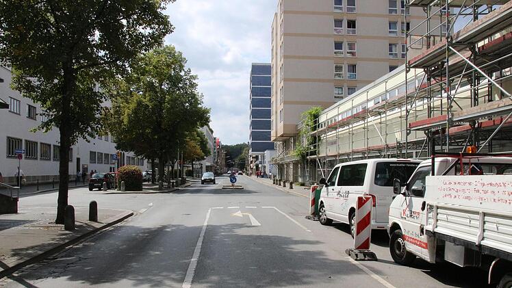 Die Hindenburgstraße wird ab Montag auf Höhe der Verkehrsinsel in Richtung Süden gesperrt, Hauptpost und Parkhaus bleiben aber erreichbar. Foto: Ulrike Nauer