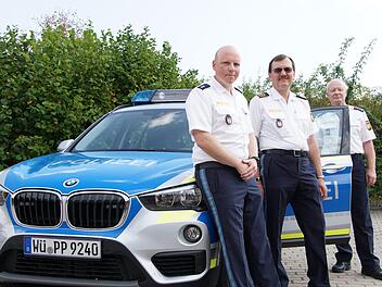 Martin Kuhn (links) leitet jetzt für ein halbes Jahr die Polizeiinspektion Hammelburg. Der bisherige Leiter Alfons Hausmann (rechts) geht in den Ruhestand. In ihrer Mitte ist Polizeipräsident Gerhard Kallert zu sehen.Foto: Arkadius Guzy