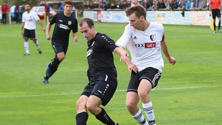 Die Steinbacher um Lars Tully (rechts) und die Sander um Tobias G&ouml;tz bekommen es an diesem Wochenende mit Spitzenmannschaften zu tun.  Foto: Ralf Naumann