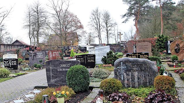 Der Weichtunger Friedhof ist seit Jahren immer wieder ein beliebtes Thema  in den Bürgerversammlungen. Er wird Stück für Stück zu einem Rasenfriedhof  umgestaltet. Dieter Britz