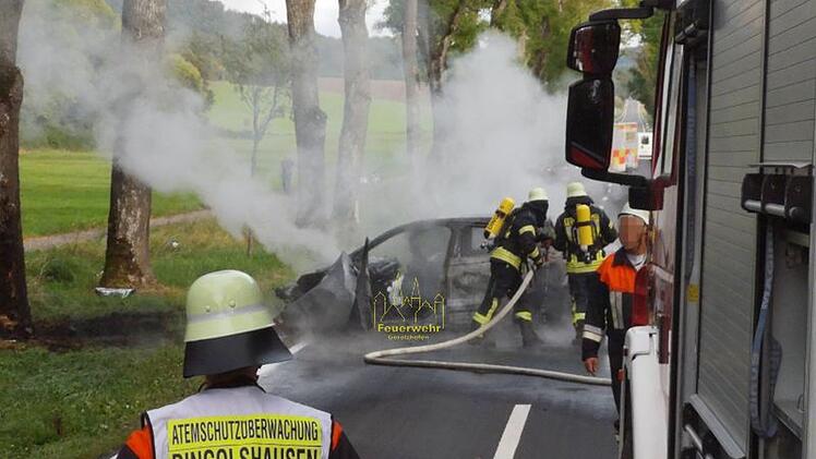 Unfall bei Michelau: Auto brennt komplett aus