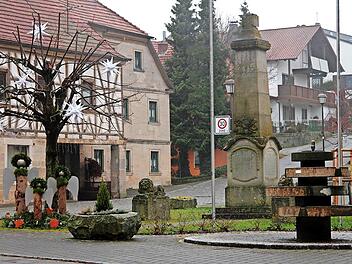 Der Dorfplatz von Breitbrunn mit Denkmal und Laufbrunnen, der auf die frühere Schleifsteinproduktion in den Steinbrüchen verweist: Hier sollte noch ein Trinkbrunnen entstehen, aber der Gemeinderat entschied sich für einen Standort in Lußberg.