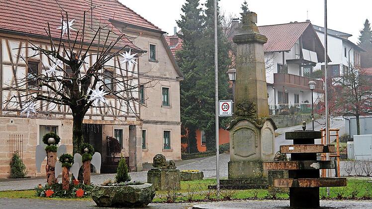 Der Dorfplatz von Breitbrunn mit Denkmal und Laufbrunnen, der auf die frühere Schleifsteinproduktion in den Steinbrüchen verweist: Hier sollte noch ein Trinkbrunnen entstehen, aber der Gemeinderat entschied sich für einen Standort in Lußberg.