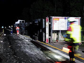Im Baustellenbereich: Laster kippt auf die Seite