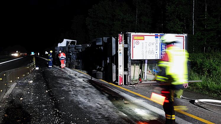 Im Baustellenbereich: Laster kippt auf die Seite