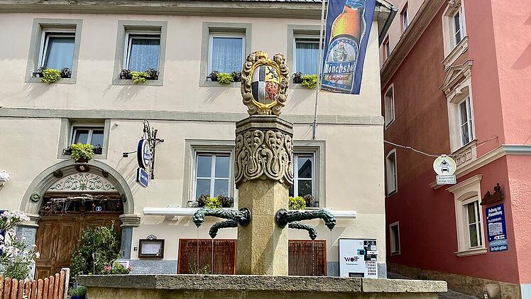 Der Löwe auf dem Marktbrunnen verbirgt sich hinter dem Kulmbacher Wappen.
