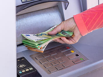 Geld abheben, Kontostand, Girokonto, Euro, Euroscheine