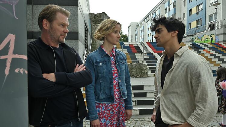 Der 12. "Erzgebirgskrimi" mit Kai Scheve (links) als Hauptkommissar Winkler, Teresa Weißbach als Saskia Bergelt und Mido Kotaini als Faris Massoud spielt in Chemnitz, der Kulturhauptstadt Europas 2025. Viele Szenen spielen an prominenten Orten der Stadt, wie hier an der bunten Treppe an der Dresdner Straße.