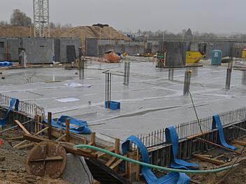 Am Wohnheim in der Brennerstraße wird seit Oktober gebaut. Bald soll die Tiefgarage Außenwände und Decke bekommen. Foto: Ronald Rinklef
