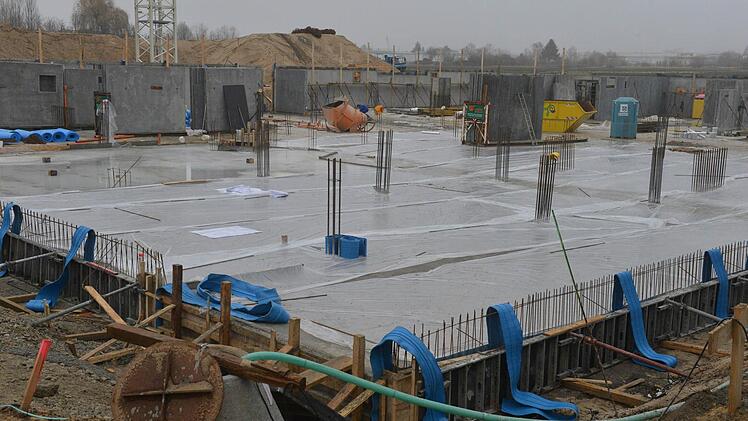 Am Wohnheim in der Brennerstraße wird seit Oktober gebaut. Bald soll die Tiefgarage Außenwände und Decke bekommen. Foto: Ronald Rinklef