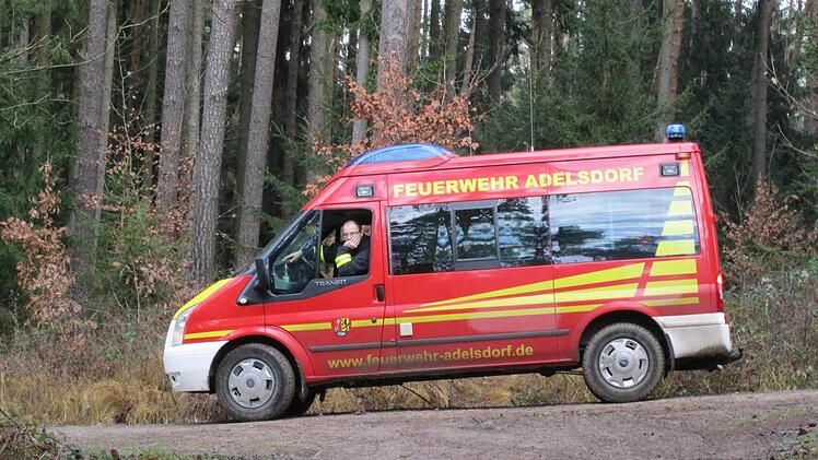 Die Feuerwehrleute suchen auch vom Auto aus.