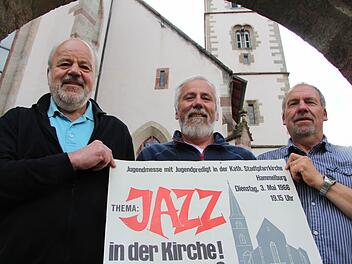 Valentin Fell, Reinhard Beichel und Friedbert Heckmann (von links) mit dem Original-Plakat zur ersten Jazz-Messe in der Stadtpfarrkirche aus dem Jahr 1966. Foto: Angelika Silberbach