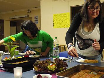 Reine Frauensache war zu Zubereitung des irakischen Essens, das auf einem Backblech "entsteht". Foto: Pauline Lindner