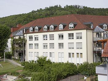 In diesem Teil der Klinik in Ebermannstadt sind die Innere Medizin und die Kariologie untergebracht. Was bleibt davaon nach der Fusion mit Forchheim? Foto: Josef Hofbauer
