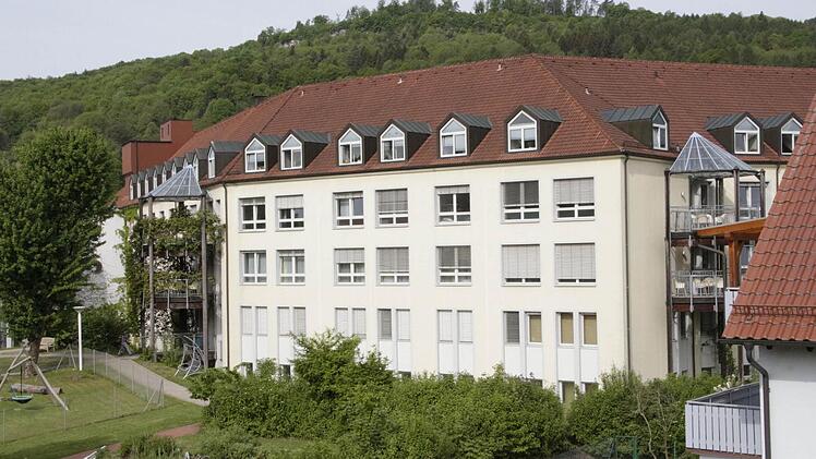In diesem Teil der Klinik in Ebermannstadt sind die Innere Medizin und die Kariologie untergebracht. Was bleibt davaon nach der Fusion mit Forchheim? Foto: Josef Hofbauer