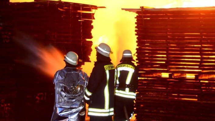Im Schutzanzug gegen das Feuer. Foto: Peter Rauch