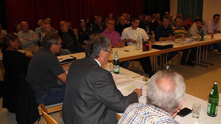 Großes Interesse: Über 30 Zuhörer folgten der Diskussion über die Sand- und Kiesausbeute im Sander Gemeinderat.  Foto: Klaus Schmitt