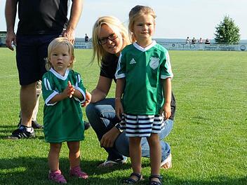 Die Töchter von Eva Roschmann (hinten), Lilly und Lia, sind das 800. und 801. Mitglied des TSV Lonnerstadt. Fotos: Picturedreams