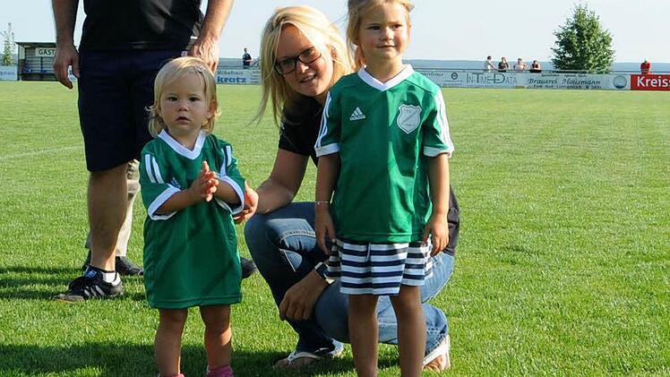 Die Töchter von Eva Roschmann (hinten), Lilly und Lia, sind das 800. und 801. Mitglied des TSV Lonnerstadt. Fotos: Picturedreams