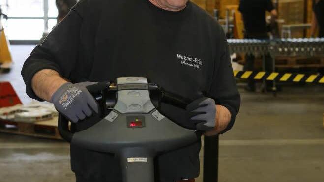 Peter Asmus arbeitet nun im Schichtbetrieb in der Druckerei. Foto: Barbara Herbst