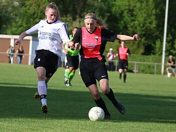 Ein packendes Kreisliga-Derby lieferten sich der TSV Ebermannstadt (in weiß) und der 1. FC Burk. Die Gäste hatten mit 5:3 das bessere  Ende - und nun acht Punkte Vorsprung auf den Drittplatzierten.  Matthias Hofmann