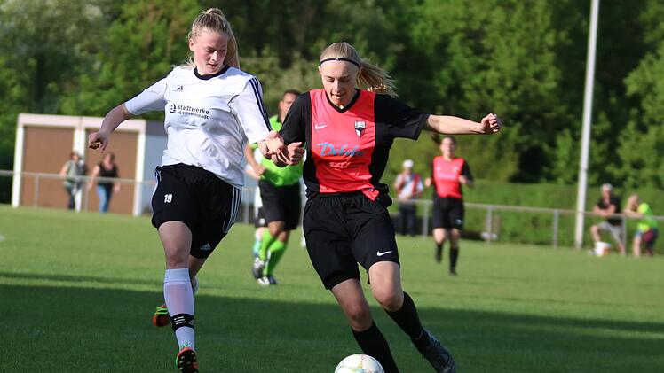 Ein packendes Kreisliga-Derby lieferten sich der TSV Ebermannstadt (in weiß) und der 1. FC Burk. Die Gäste hatten mit 5:3 das bessere  Ende - und nun acht Punkte Vorsprung auf den Drittplatzierten.  Matthias Hofmann