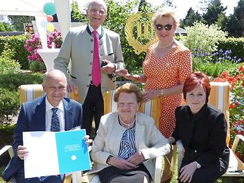 Jubilarin Ursula Schütze (sitzend) mit (von links) Bürgermeister Franz Uome, Schwiegersohn Karl Gerlinger, Tochter Edeltraud Gerlinger und stellvertretender Landrätin Christina Flauder Foto: Klaus-Peter Wulf
