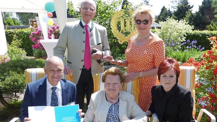 Jubilarin Ursula Schütze (sitzend) mit (von links) Bürgermeister Franz Uome, Schwiegersohn Karl Gerlinger, Tochter Edeltraud Gerlinger und stellvertretender Landrätin Christina Flauder Foto: Klaus-Peter Wulf