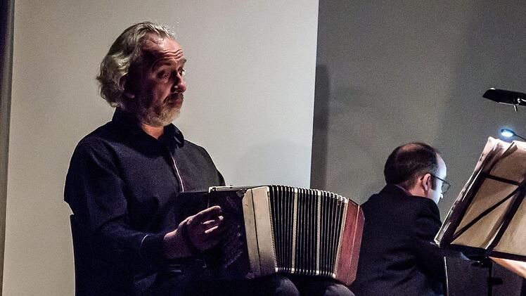 Faszinierende Kombination: Gemeinsam mit dem Bandoneon-Virtuosen Kostas Raptis musizierte das Flex Ensemble in Coburg. Zur Musik präsentierte Tosh Leykum Video-Sequenzen.Foto: Jochen Berger