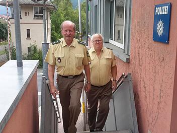 Der tägliche Treppenaufstieg zur Bad Brückenauer Polizeiinspektion wird für Klaus Albert (links) und Michael Herbert (rechts) bald der Vergangenheit angehören. Die beiden Hauptkommissare gehen nach 43 Dienstjahren Ende Juli in Pension. Foto: Rolf Pralle