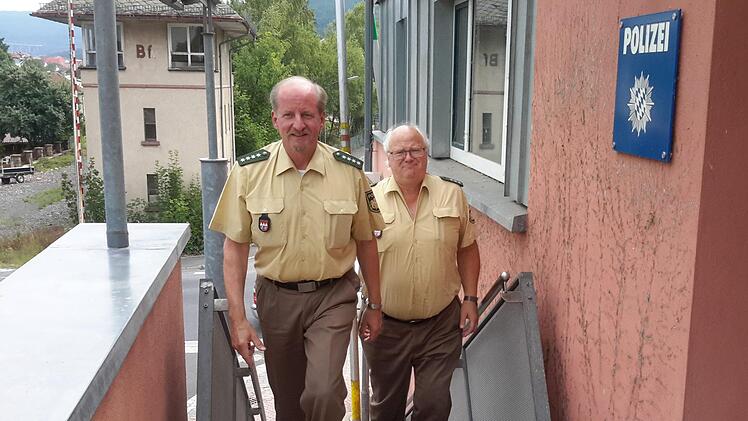 Der tägliche Treppenaufstieg zur Bad Brückenauer Polizeiinspektion wird für Klaus Albert (links) und Michael Herbert (rechts) bald der Vergangenheit angehören. Die beiden Hauptkommissare gehen nach 43 Dienstjahren Ende Juli in Pension. Foto: Rolf Pralle