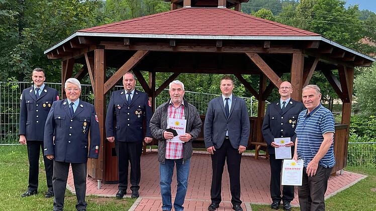 Ein Erinnerungsfoto von den Ehrungen: Vorsitzender Markus Ullrich, Ehrenmitglied Erwin Baum,  2. Kommandant Torsten Hereth,  Robert Ziegler (55 Jahre Mitglied) , Bürgermeister Matthias Hauke,  Oliver Lamp (40 Jahre) und Reinhold Weitzel (55  Jahre, von links).