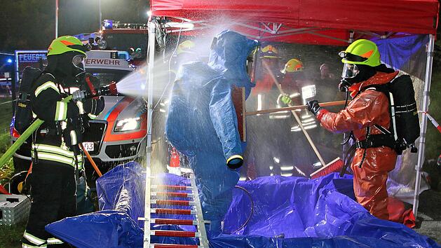 Abgespritzt und abgeschrubbt wurde dieser M&uuml;nnerst&auml;dter Feuerwehrmann von Kollegen aus N&uuml;dlingen nach seinem &Uuml;bungseinsatz im Wasserwerk am Talweg. Foto: Dieter Britz