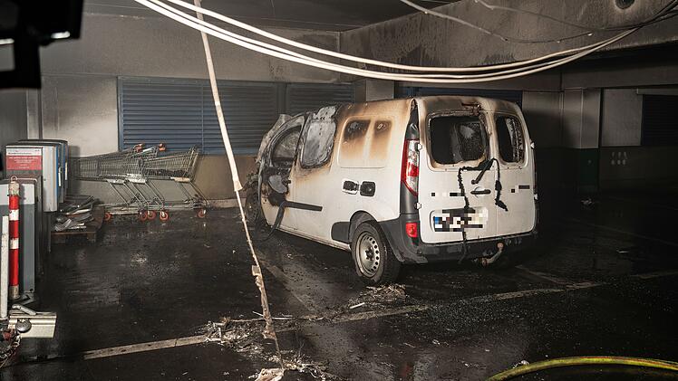 Bamberg: Auto brennt im Atrium aus