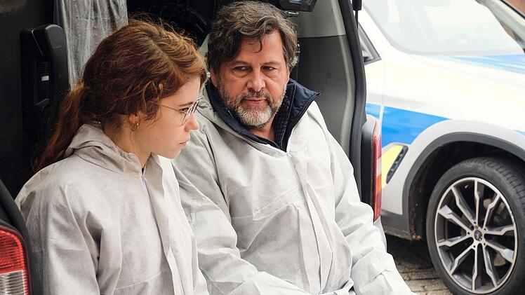 Friedemann Berg (Hans-Jochen Wagner) führt seine junge Kollegin Micha Paulus (Luise Aschenbrenner) in die Tatort-Analyse eines erfahrenen Polizisten ein.