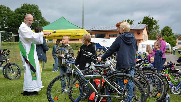 Diakon Klaus Eckert segnete nicht nur Motorräder, sondern auch die Fahrzeuge der jüngsten Besucher.