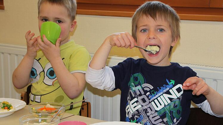 Danny und Max haben offensichtlich Hunger.