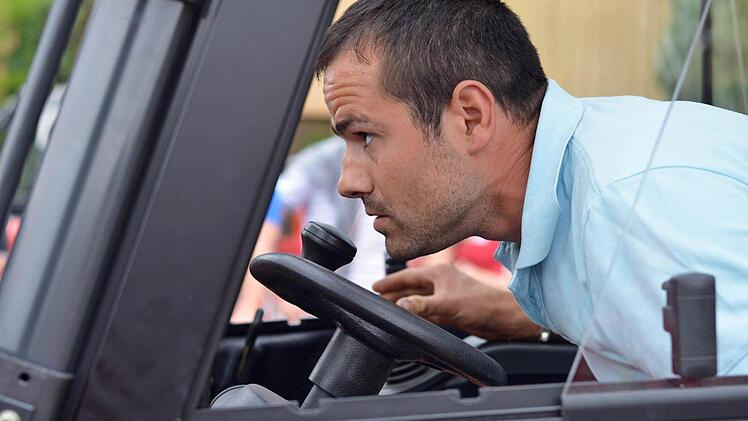 Geschicklichkeit ist beim Stapler-Cup in Nürnberg gefragt. Frankens Gabelstaplerfahrer haben sich am Wochenende zum Wettkampf getroffen. Foto: Nikolas Pelke