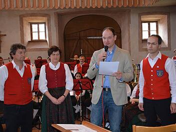 Die goldene Ehrennadel und eine Urkunde gab's für Christian Gehring und Gerlinde Müller. Urkunde und Ehrennadel überreichten der stellvertretende Kreisvorsitzende des Nordbayerischen Musikbundes, Mario Hugo und Vereinsvorsitzender Dieter Gehring.  Foto: Friedrich