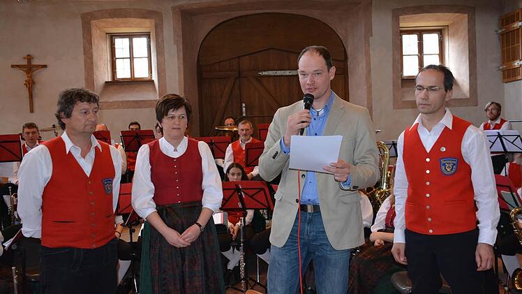 Die goldene Ehrennadel und eine Urkunde gab's für Christian Gehring und Gerlinde Müller. Urkunde und Ehrennadel überreichten der stellvertretende Kreisvorsitzende des Nordbayerischen Musikbundes, Mario Hugo und Vereinsvorsitzender Dieter Gehring.  Foto: Friedrich