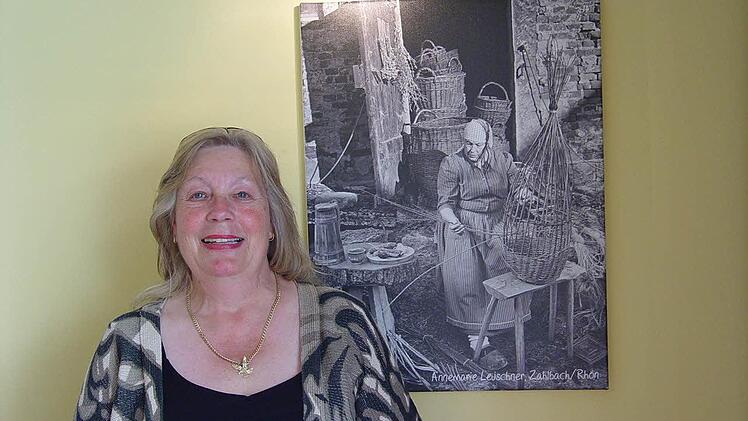Annemarie Leuschner als "alte Korbflechterin, vor ihrem Foto . Foto: Brigitta Kempe-Wolf