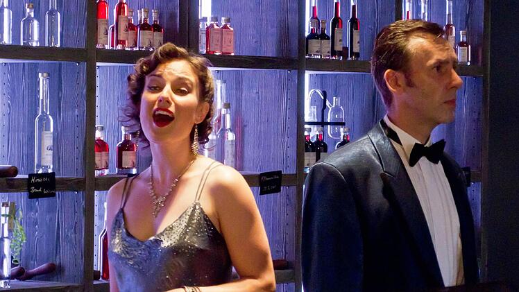 "Die Nostalgiker" gastierten in der "Destillerie Möbus" in Bad Rodach: Anna Gütter und Stephen Westphal.Foto: Jochen Berger