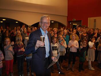 Überraschung gelungen: Mehr als hundert kleine und große Mitglieder der von Peter Stenglein geleiteten Chöre gratulierten dem Stadtkantor zum Doppeljubiläum. Foto: Oliver Schmidt