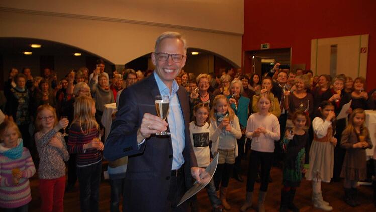 Überraschung gelungen: Mehr als hundert kleine und große Mitglieder der von Peter Stenglein geleiteten Chöre gratulierten dem Stadtkantor zum Doppeljubiläum. Foto: Oliver Schmidt