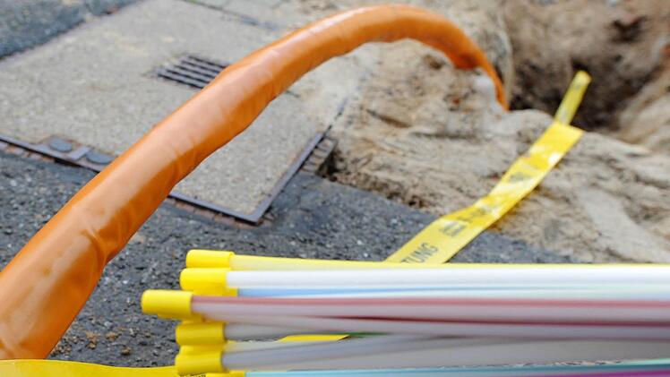 Eine Baufirma hat in Forchheim versehentlich ein zentrales Vodafone-Kabel beschädigt. Symbolfoto: Julian Stratenschulte/dpa