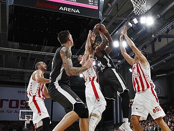 Diese Szene erhitzte die Gemüter im Hinspiel: Wurde Darius Miller (mit Ball) beim letzten Wurf gefoult? Die Schiedsrichter jedenfalls pfiffen nicht, und die Bamberger verloren mit 78:79. Foto: Daniel Löb